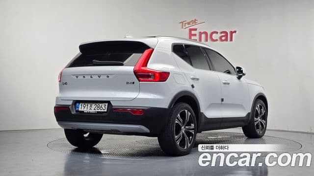 Volvo XC40 2021 — Фото 2/20