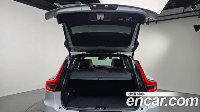 Volvo XC40 2021 — Фото 17/20