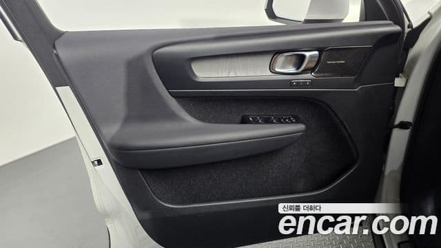 Volvo XC40 2021 — Photo 10/30