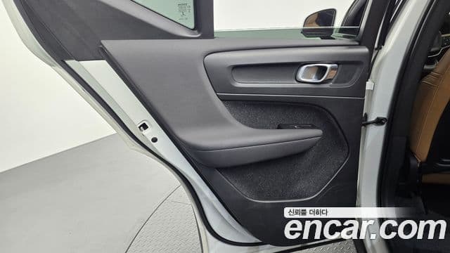 Volvo XC40 2021 — Photo 27/30