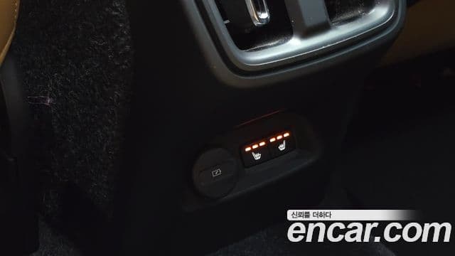 Volvo XC40 2021 — Photo 7/30