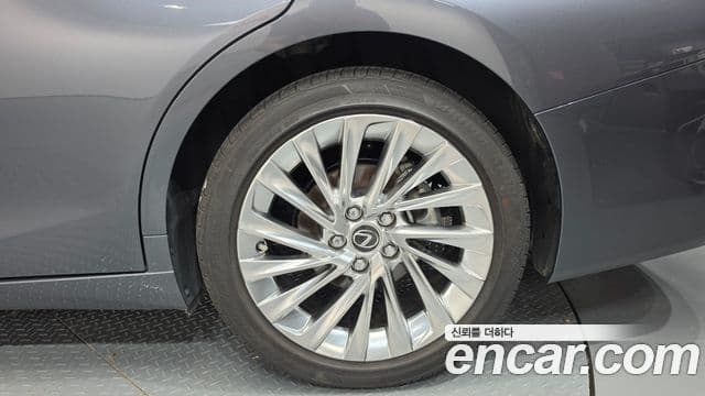 Lexus ES300h 2024 — Photo 28/38