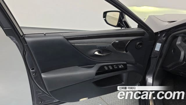 Lexus ES300h 2024 — Photo 3/38