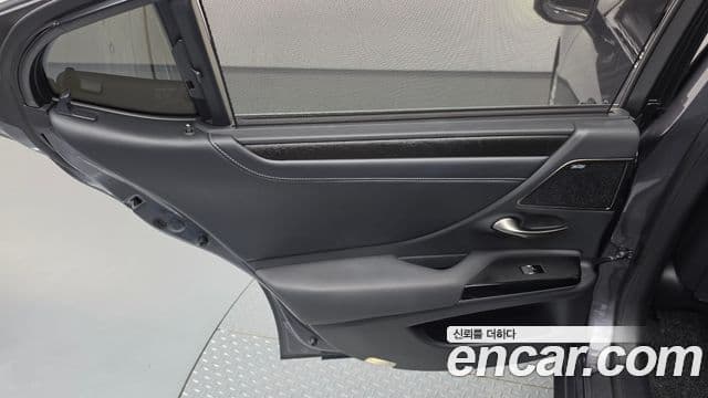 Lexus ES300h 2024 — Photo 35/38