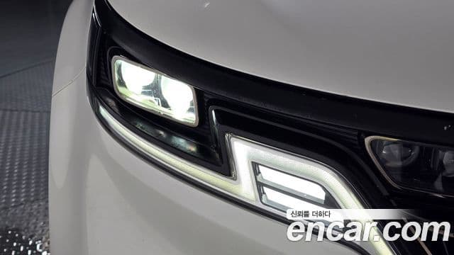 Kia Carnival 2021 — ფოტო 28/32