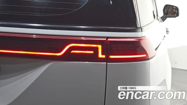 Kia Carnival 2021 — ფოტო 22/32