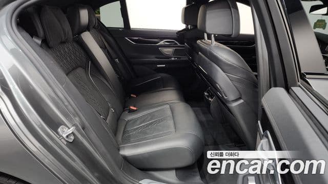 BMW 7 Series 2018 — Фото 11/20