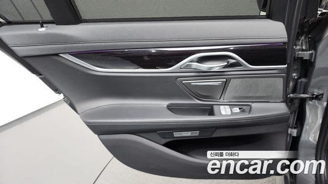 BMW 7 Series 2018 — Şəkil 25/38