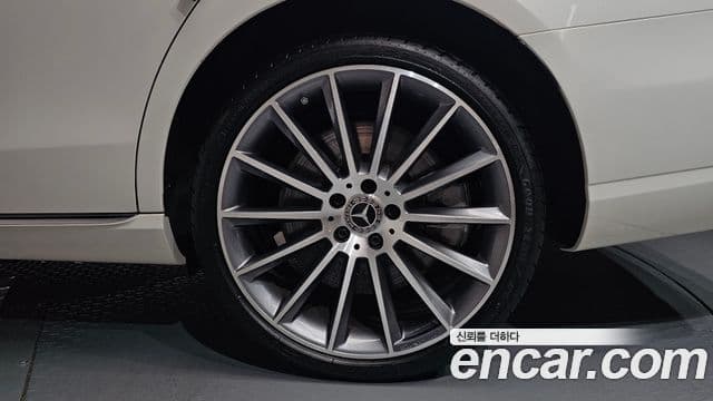 Mercedes-Benz E-Class 2023 — Photo 3/37