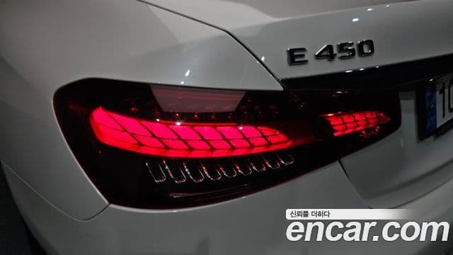 Mercedes-Benz E-Class 2023 — Photo 18/37