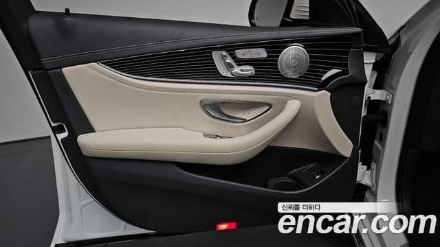 Mercedes-Benz E-Class 2023 — Photo 35/37