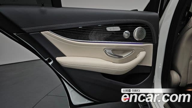 Mercedes-Benz E-Class 2023 — Photo 9/37