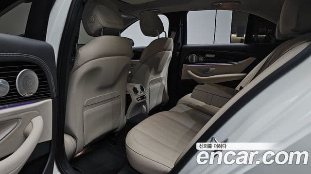 Mercedes-Benz E-Class 2023 — Photo 14/37