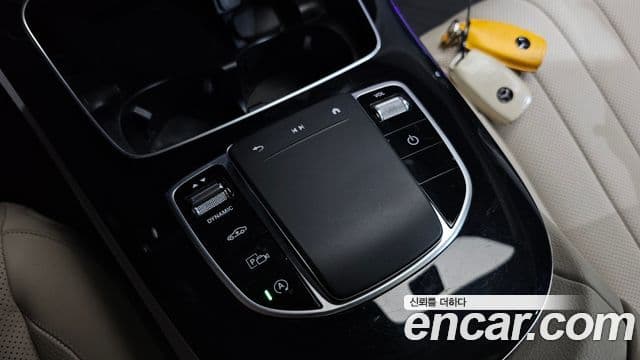Mercedes-Benz E-Class 2023 — Photo 11/37
