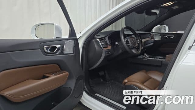 Volvo XC60 2021 — Фото 10/20