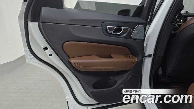Volvo XC60 2021 — Şəkil 18/35