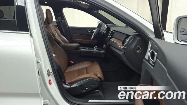 Volvo XC60 2021 — Şəkil 21/35