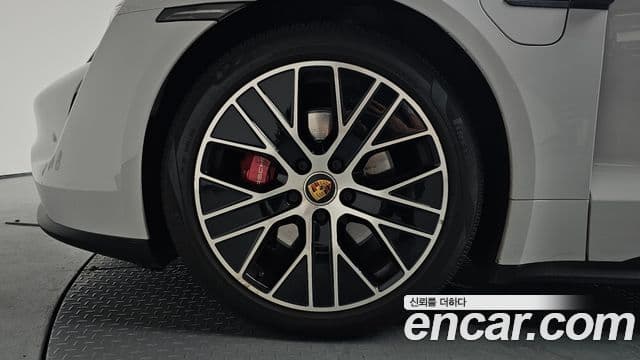 Porsche Taycan 2021 — Photo 33/34