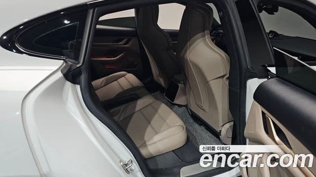 Porsche Taycan 2021 — Photo 8/34