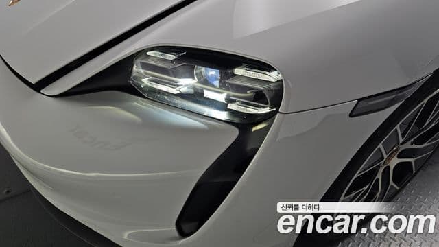 Porsche Taycan 2021 — Photo 1/34