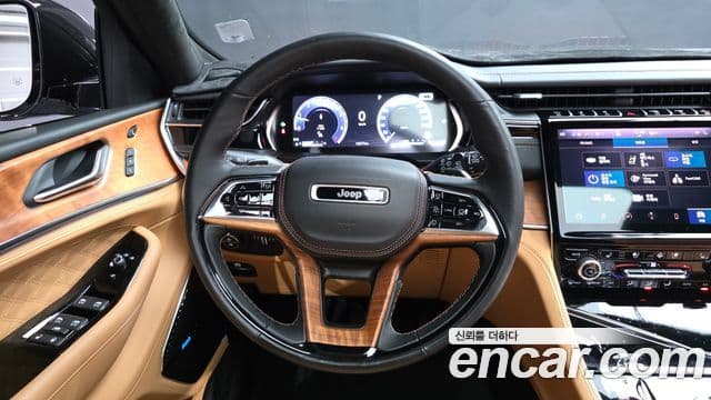 Jeep Grand Cherokee 2023 — Фото 13/20