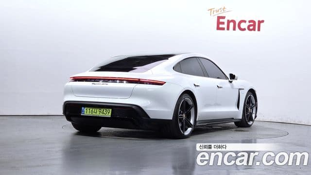 Porsche Taycan 2024 — ფოტო 23/35
