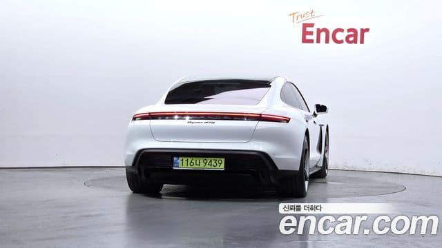 Porsche Taycan 2024 — ფოტო 26/35