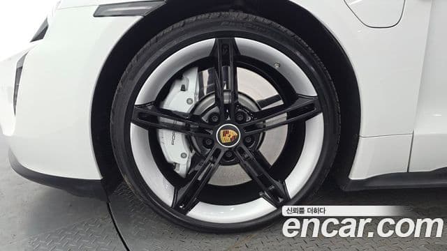 Porsche Taycan 2024 — ფოტო 5/35
