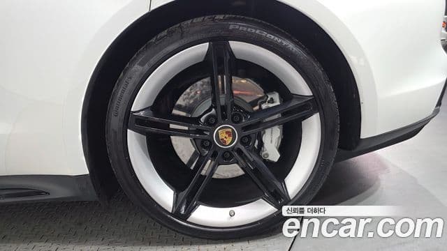 Porsche Taycan 2024 — ფოტო 11/35