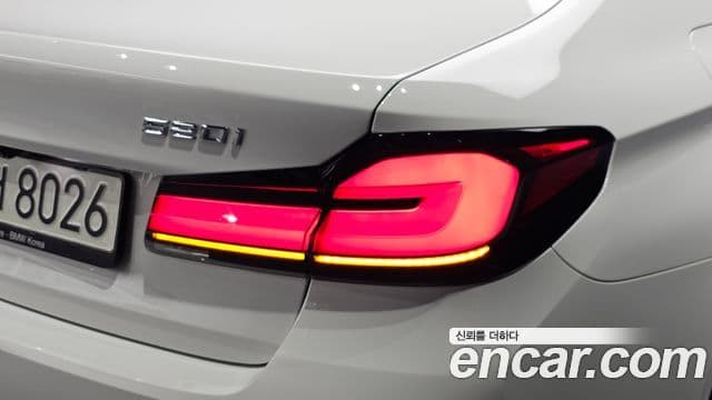 BMW 5 Series 2021 — Şəkil 28/33