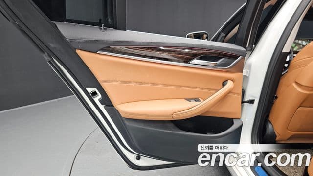 BMW 5 Series 2021 — Şəkil 23/33