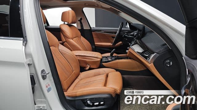 BMW 5 Series 2021 — Şəkil 29/33
