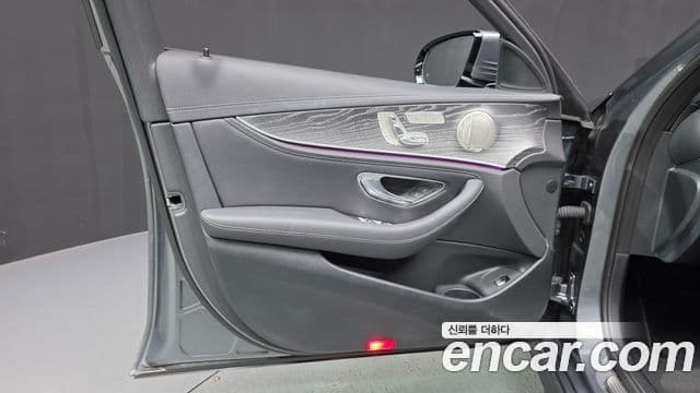 Mercedes-Benz E-Class 2022 — ფოტო 21/32