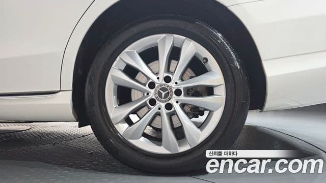 Mercedes-Benz C-Class 2018 — Photo 13/31