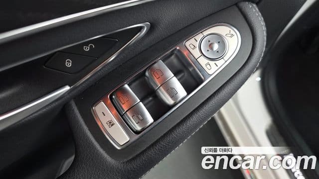 Mercedes-Benz C-Class 2018 — Photo 1/31