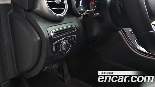 Mercedes-Benz C-Class 2018 — Photo 8/31