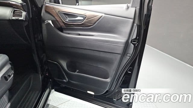 Toyota Alphard 2025 — ფოტო 32/38
