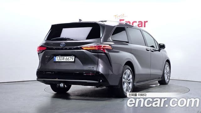 Toyota Sienna 2023 — Photo 19/35