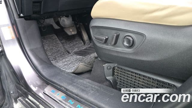 Toyota Sienna 2023 — Photo 30/35