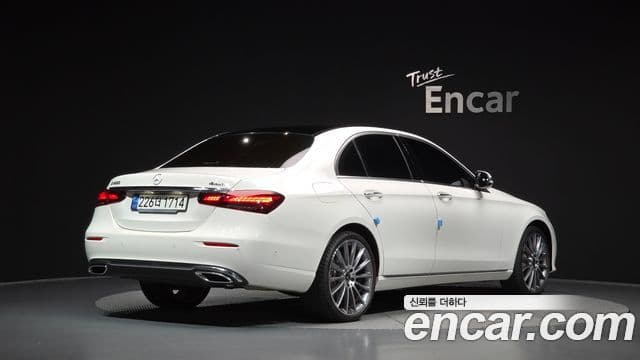 Mercedes-Benz E-Class 2023 — Фото 2/20