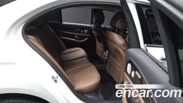Mercedes-Benz E-Class 2023 — Фото 12/20