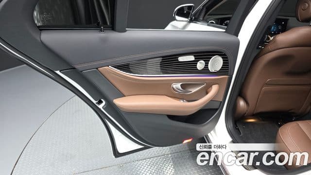 Mercedes-Benz E-Class 2023 — ფოტო 31/35