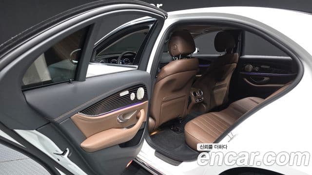 Mercedes-Benz E-Class 2023 — ფოტო 23/35