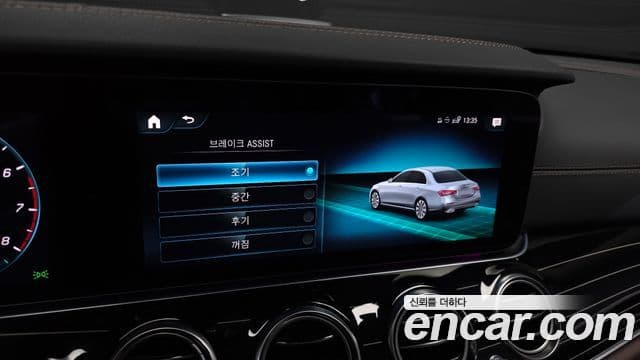 Mercedes-Benz E-Class 2023 — ფოტო 33/35
