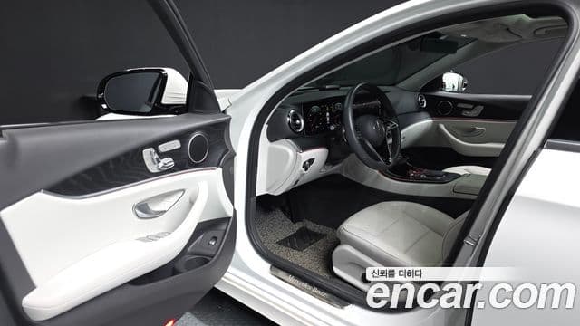 Mercedes-Benz E-Class 2023 — Фото 10/20