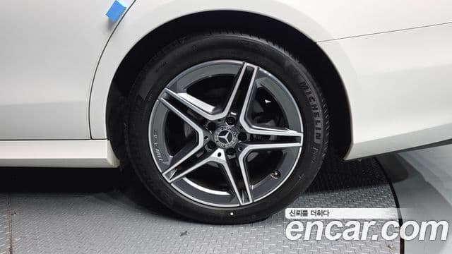Mercedes-Benz E-Class 2023 — ფოტო 13/33