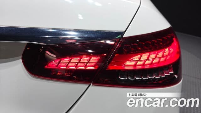 Mercedes-Benz E-Class 2023 — ფოტო 30/33