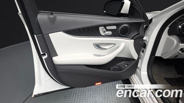 Mercedes-Benz E-Class 2023 — ფოტო 28/33