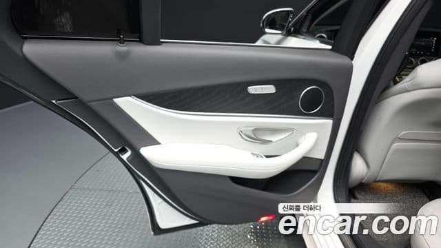 Mercedes-Benz E-Class 2023 — ფოტო 29/33