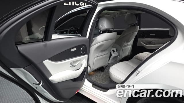 Mercedes-Benz E-Class 2023 — ფოტო 12/33